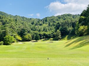 緊張感溢れるラウンド: オレンジシガ(株)でのゴルフ体験