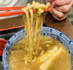 無鉄砲の精神を継ぐ名店「らーめん与七」のつけ麺を堪能！