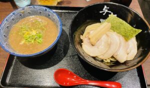 無鉄砲の精神を継ぐ名店「らーめん与七」のつけ麺を堪能！